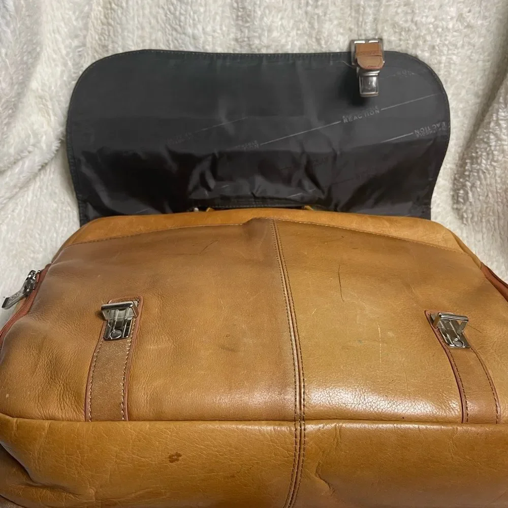 Kenneth Cole Reaction Leather tan Messenger / laptop Bag silver tone Hardwares.